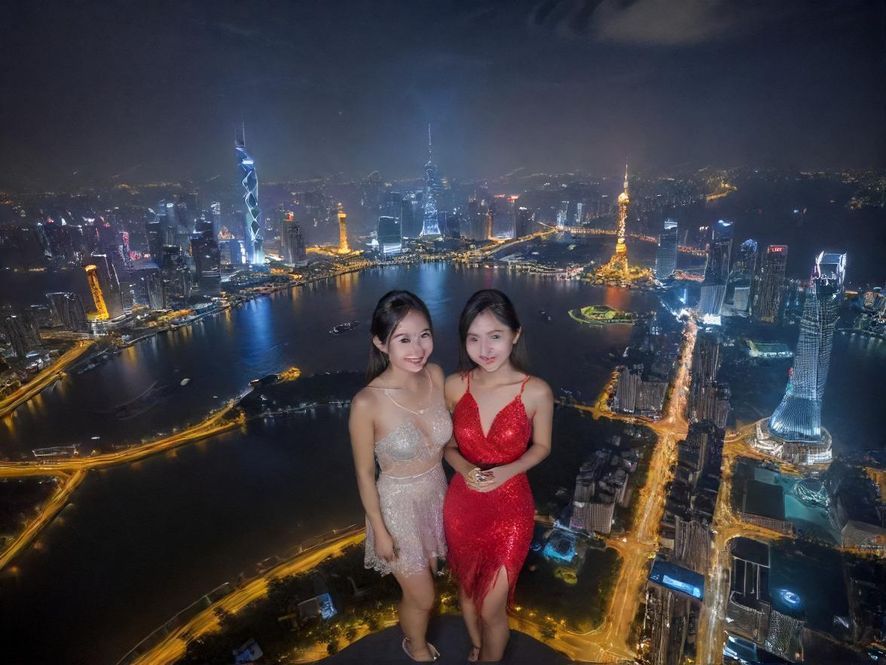 广州珠江新城夜景，高楼林立，灯火辉煌，展现城市活力