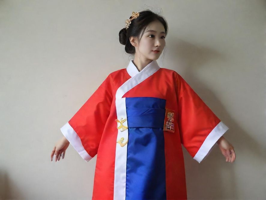 深圳QT场服务人员,面带微笑,提供专业优雅的服务,在舒适的空间中