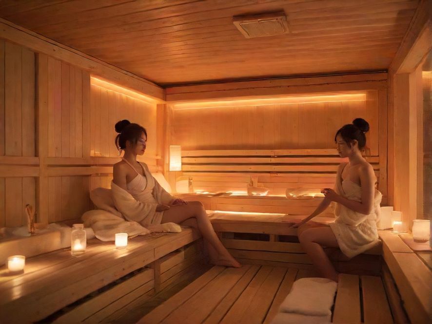 温馨舒适的桑拿休闲区,柔和灯光下,现代中式风格的装饰营造出放松的氛围