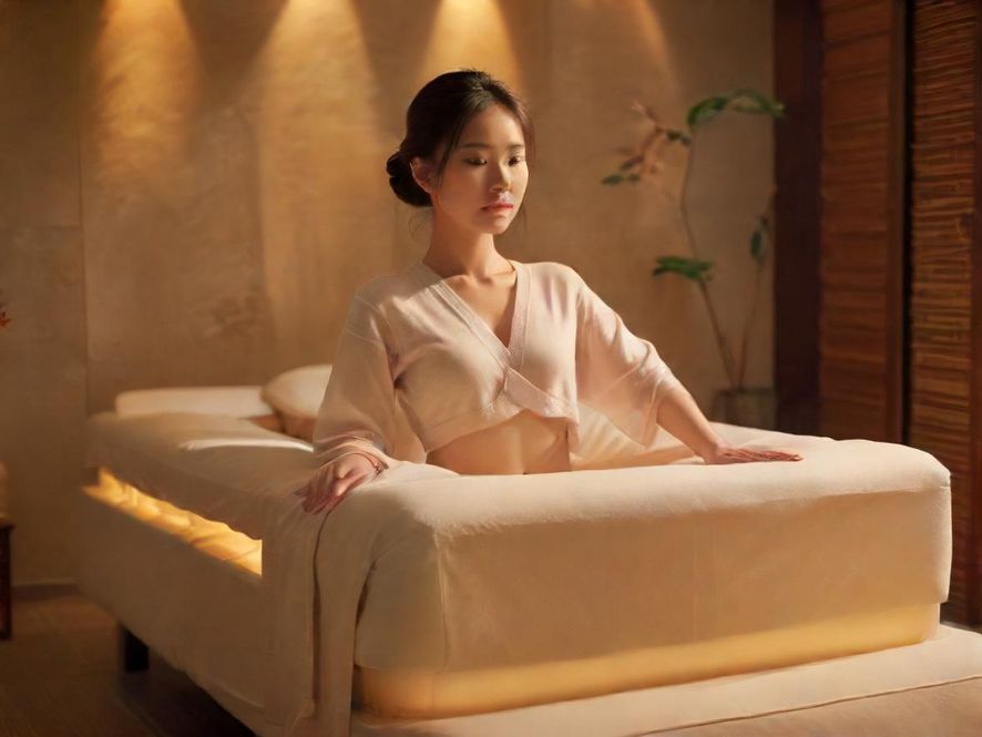 深圳某私密工作室内的按摩床,灯光柔和,环境温馨