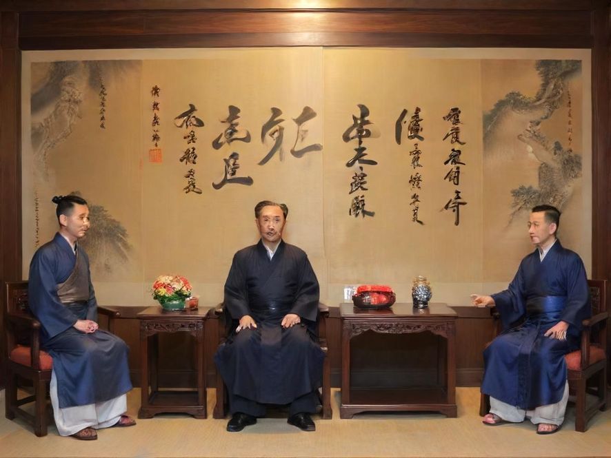 阡陌同城社区的年轻人正在户外广场上快乐地参与社区活动