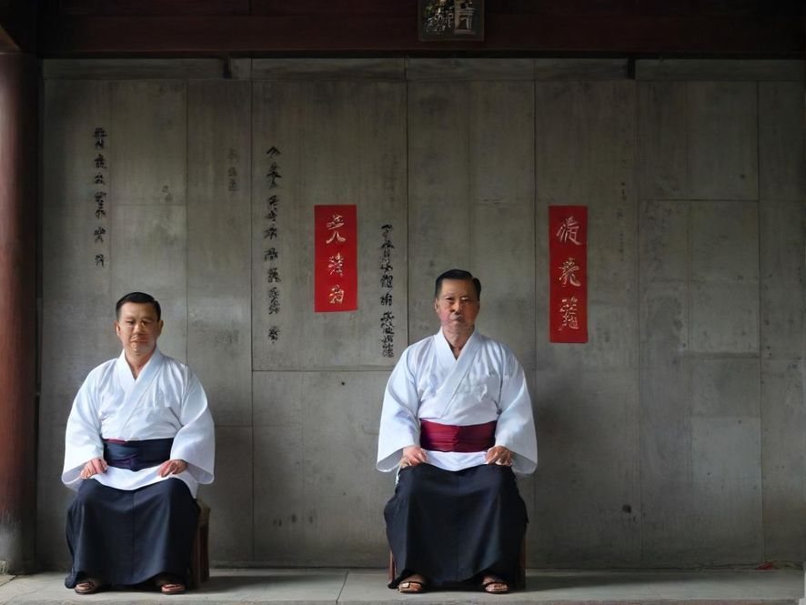 广州年轻人走在繁华商业街上,充满活力