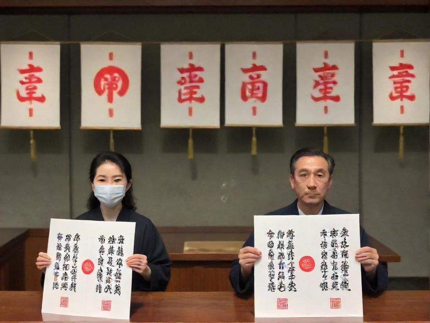 常平某高端休闲会所内景,暖色调灯光营造出温馨放松的氛围,沙发舒适,环境私密。