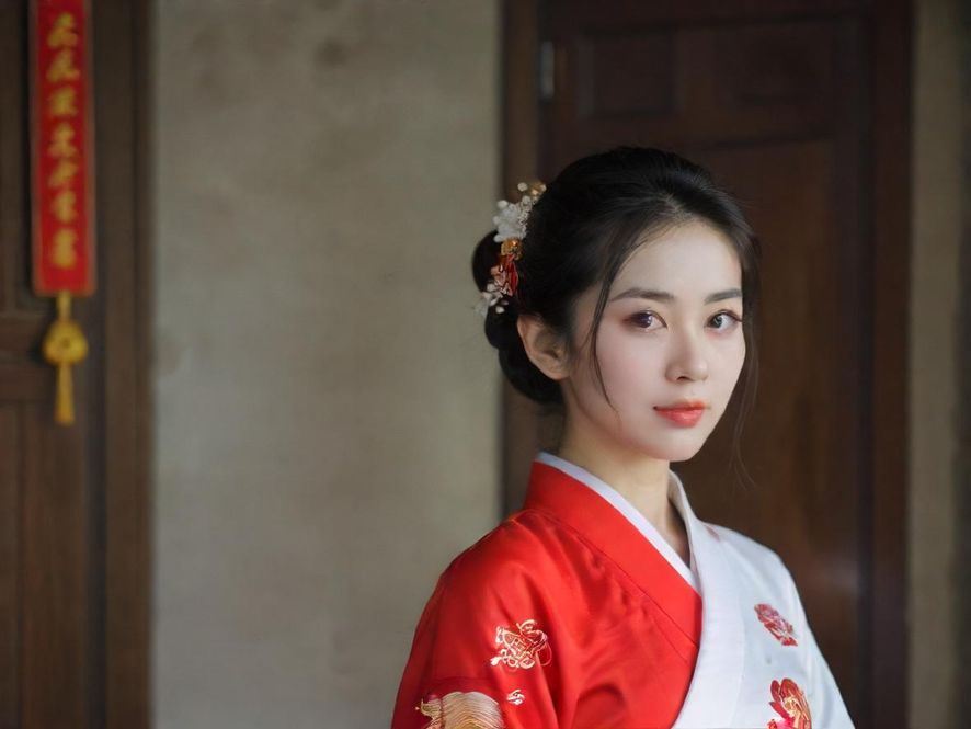 一位女士在温馨雅致的会所中享受专业的干磨按摩服务,面部表情放松,细节处尽显舒适与宁静。