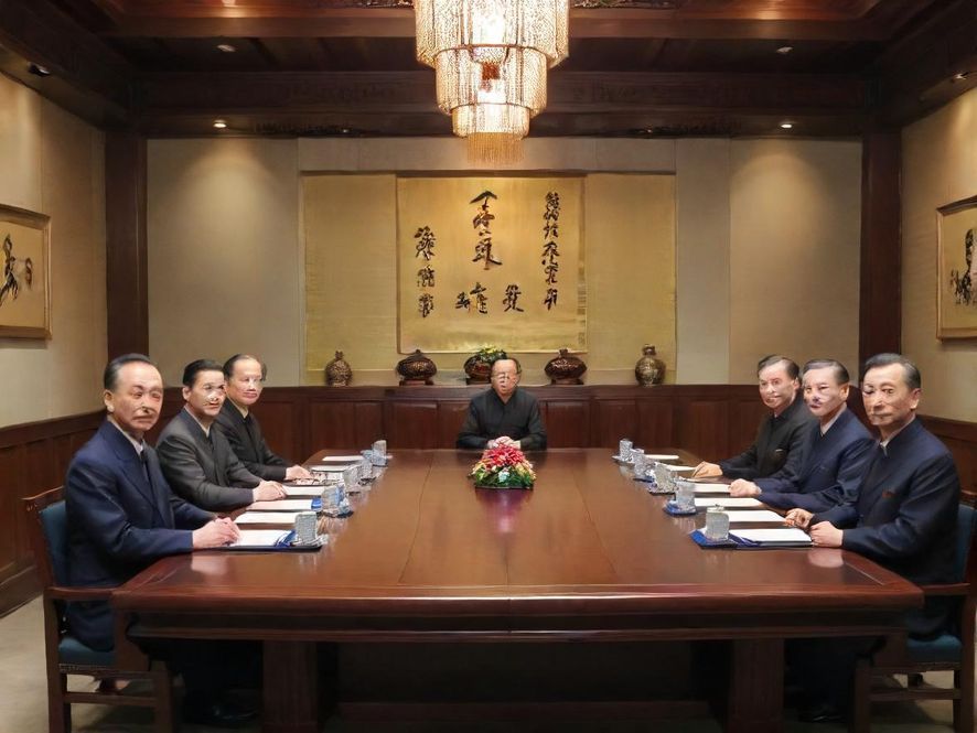 一群时尚的年轻人在一个装饰奢华的私人会所中,举杯欢庆,享受着愉快的时光。